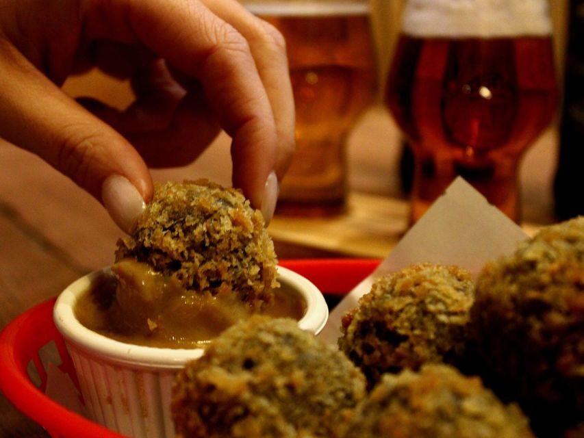 Glasgow: Beer Flight with a Haggis Taster in a Glasgow pub - The haggis taster: MacSween haggis bon bons with whisky cream sauce
